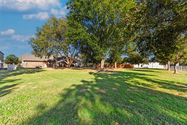 9690 Vail Eton Drive, Pilot Point, TX 76258