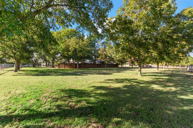 9690 Vail Eton Drive, Pilot Point, TX 76258