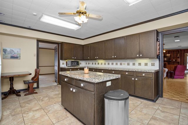 916 E Houston Avenue, Crockett, TX 75835