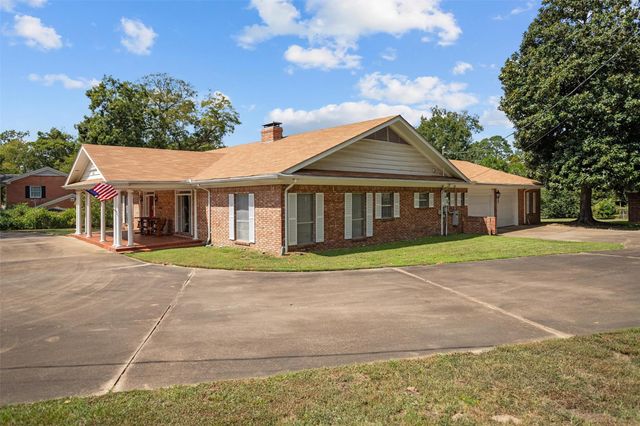 916 E Houston Avenue, Crockett, TX 75835