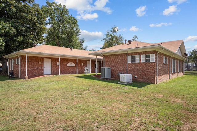 916 E Houston Avenue, Crockett, TX 75835