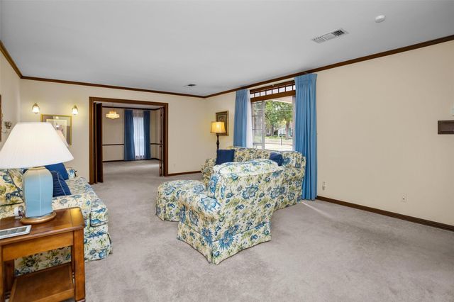 916 E Houston Avenue, Crockett, TX 75835