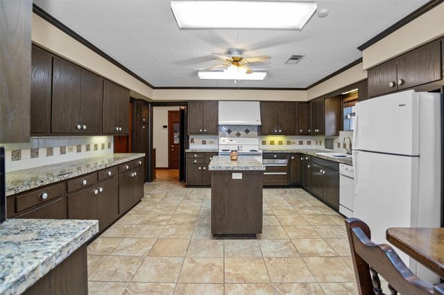 916 E Houston Avenue, Crockett, TX 75835