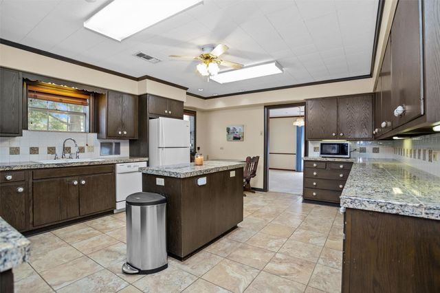 916 E Houston Avenue, Crockett, TX 75835