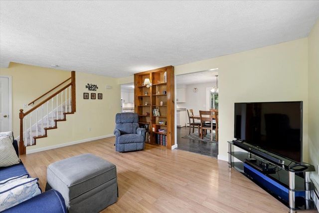 17 Almeda Lane, Hooksett, NH 03106