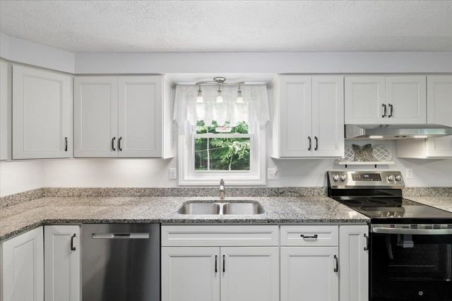 17 Almeda Lane, Hooksett, NH 03106