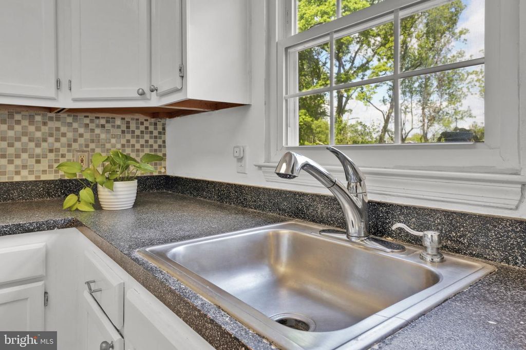 Image 13 of property listing at 8008 GREEN VALLEY LN, Owings Mills, MD 21117
