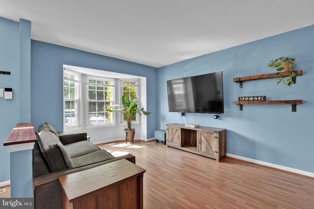Image 7 of property listing at 8008 GREEN VALLEY LN, Owings Mills, MD 21117