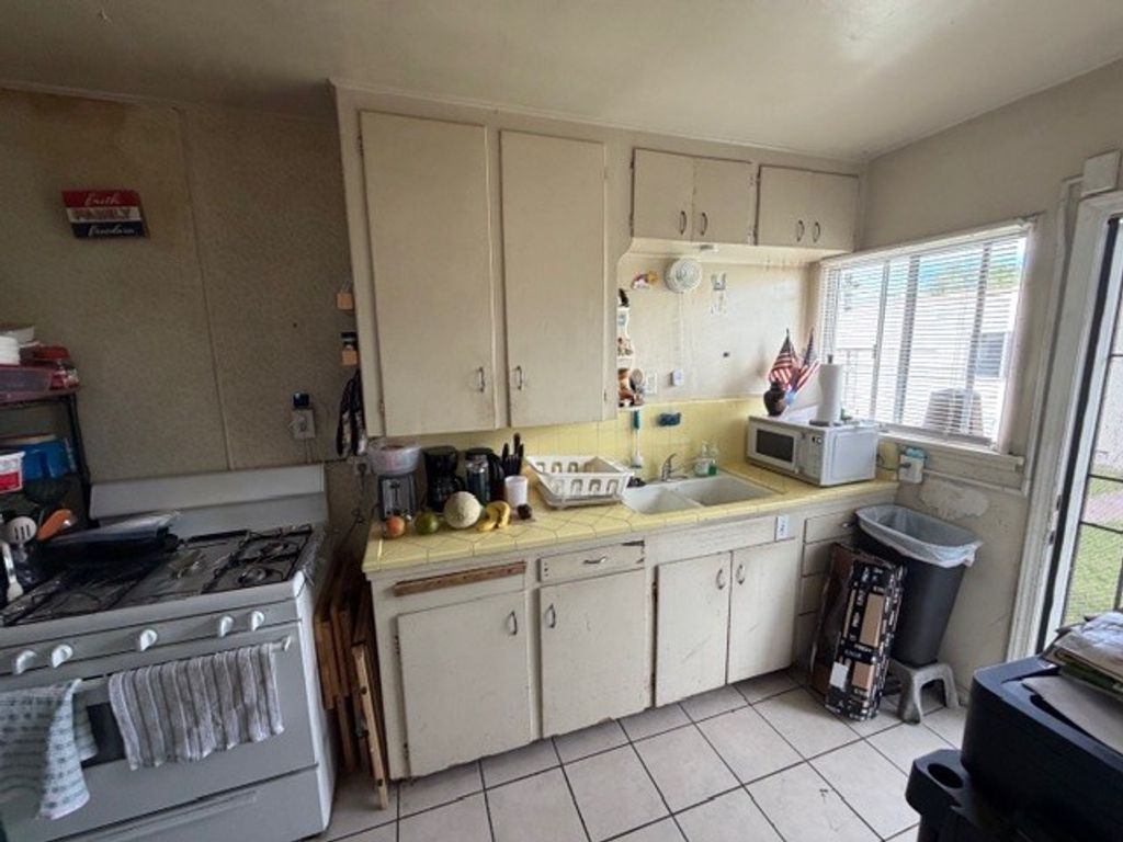 Image 17 of property listing at 932 N Harbor, Anaheim, CA 92805