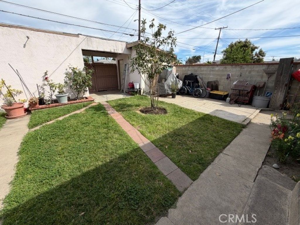 Image 3 of property listing at 932 N Harbor, Anaheim, CA 92805