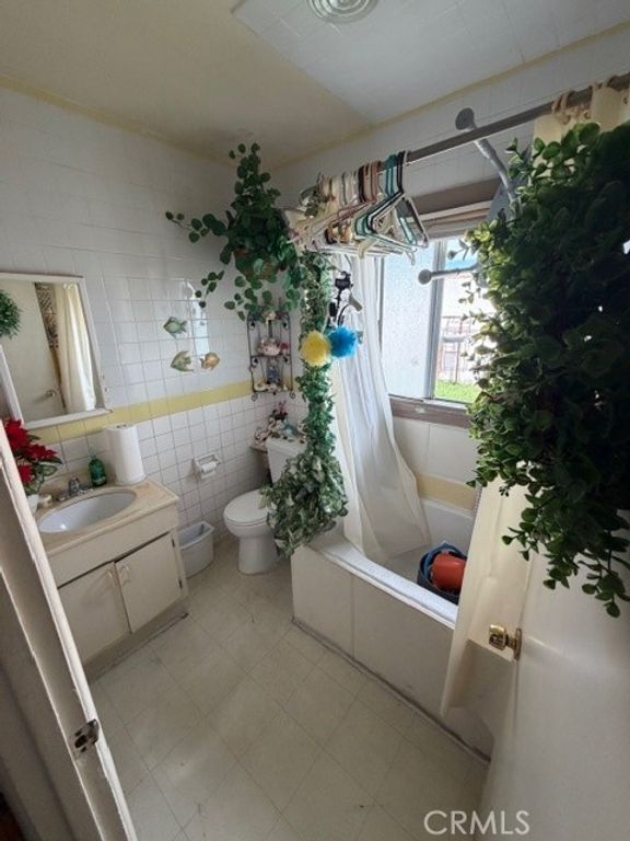 Image 4 of property listing at 932 N Harbor, Anaheim, CA 92805