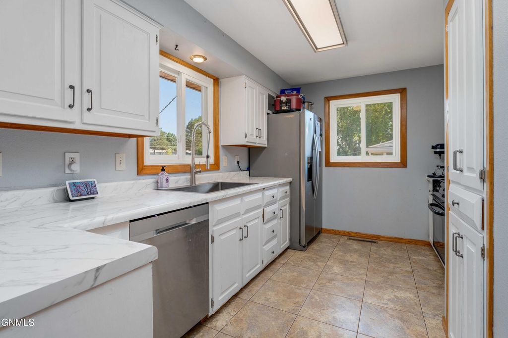 1817 Marian Drive, Bismarck, ND 58501 photo 4