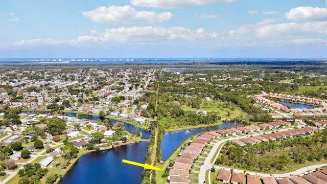 2011 NW Golden Oak Trail, Jensen Beach, FL 34957