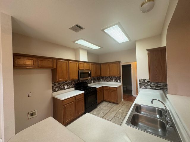 1002 Leah LN, Round Rock, TX 78665