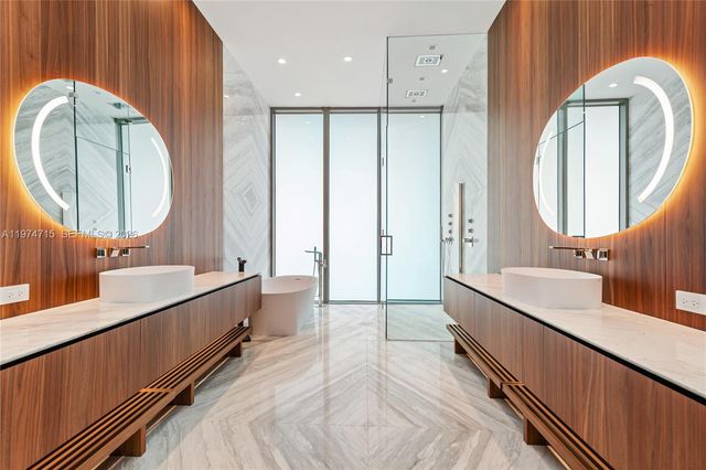 5 Grove Isle Dr PHL1, Miami, FL 33133