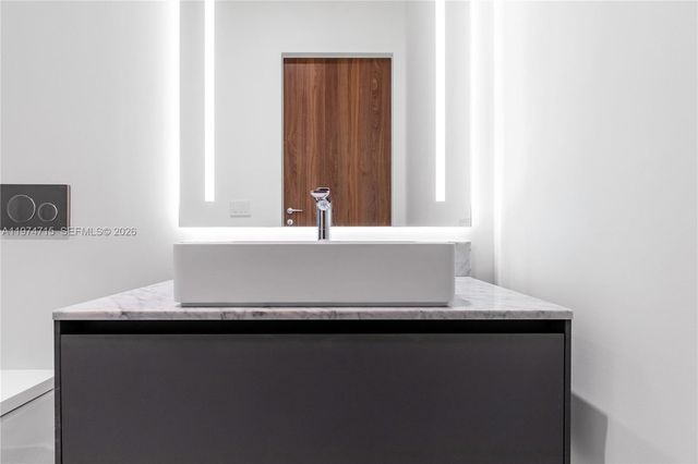 5 Grove Isle Dr PHL1, Miami, FL 33133