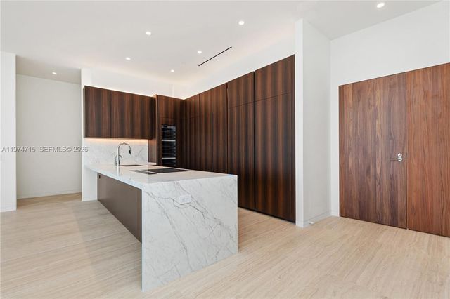 5 Grove Isle Dr PHL1, Miami, FL 33133