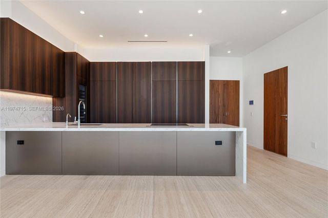 5 Grove Isle Dr PHL1, Miami, FL 33133