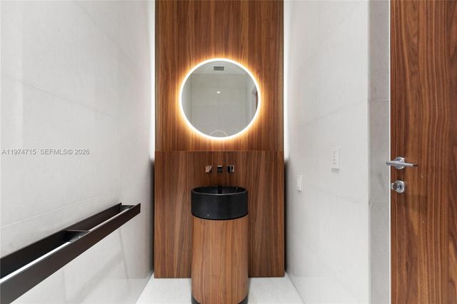 5 Grove Isle Dr PHL1, Miami, FL 33133