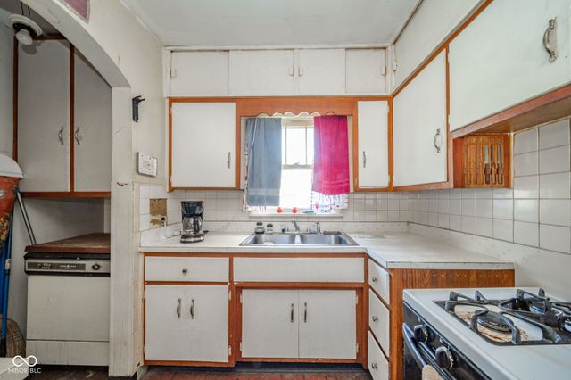 1135 Manor Court, Anderson, IN 46016