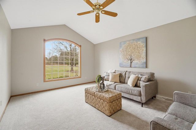 W10058 WOODHAVEN LANE, Hortonville, WI 54944