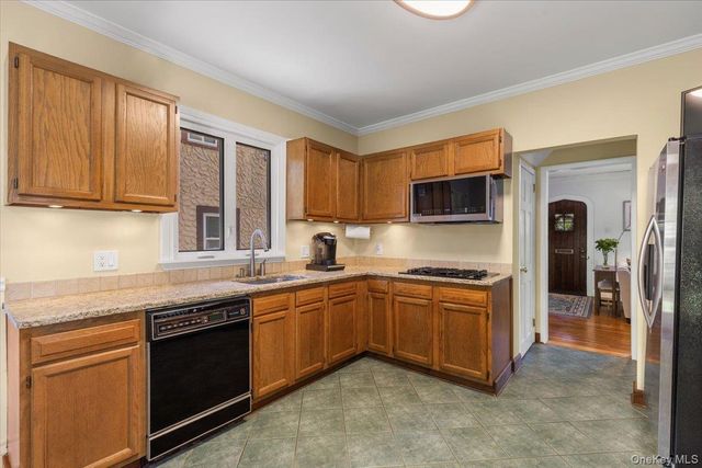 1072 Hunter Avenue, Pelham, NY 10803