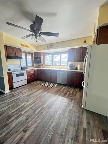 208 Detroit Ave, Iron Mountain, MI 49801