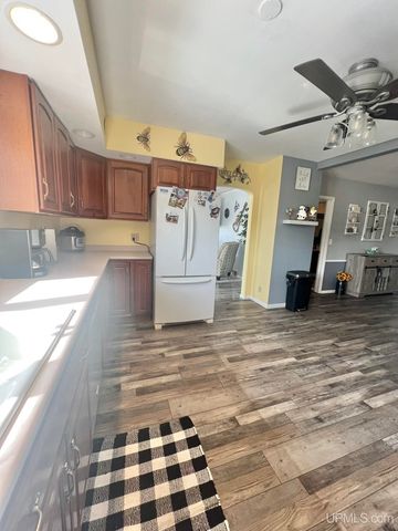 208 Detroit Ave, Iron Mountain, MI 49801