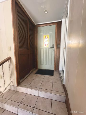 208 Detroit Ave, Iron Mountain, MI 49801