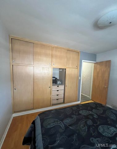 208 Detroit Ave, Iron Mountain, MI 49801