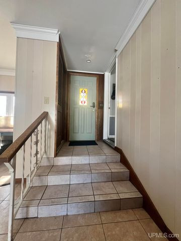 208 Detroit Ave, Iron Mountain, MI 49801