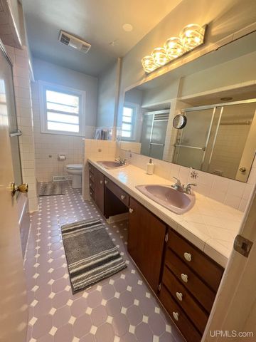 208 Detroit Ave, Iron Mountain, MI 49801