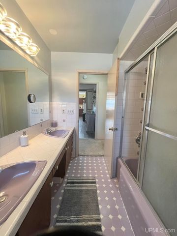 208 Detroit Ave, Iron Mountain, MI 49801