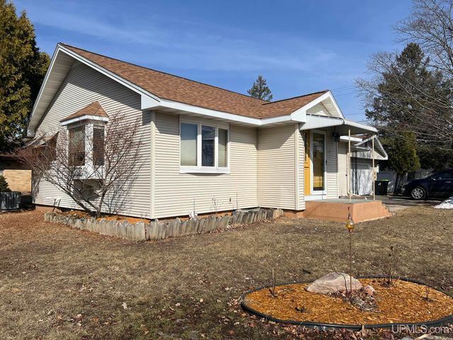208 Detroit Ave, Iron Mountain, MI 49801