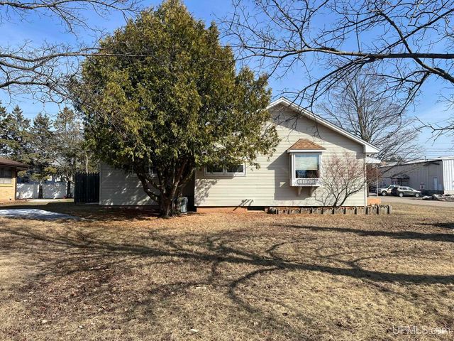 208 Detroit Ave, Iron Mountain, MI 49801