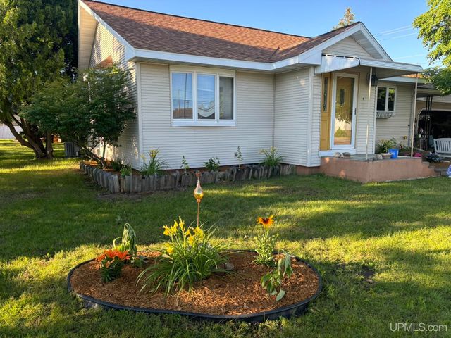 208 Detroit Ave, Iron Mountain, MI 49801