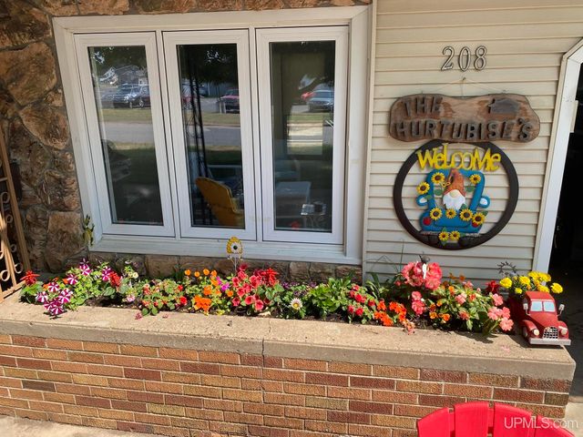 208 Detroit Ave, Iron Mountain, MI 49801