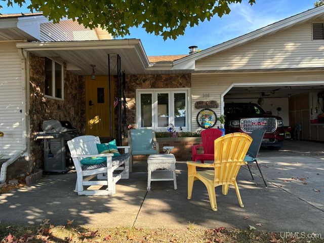 208 Detroit Ave, Iron Mountain, MI 49801