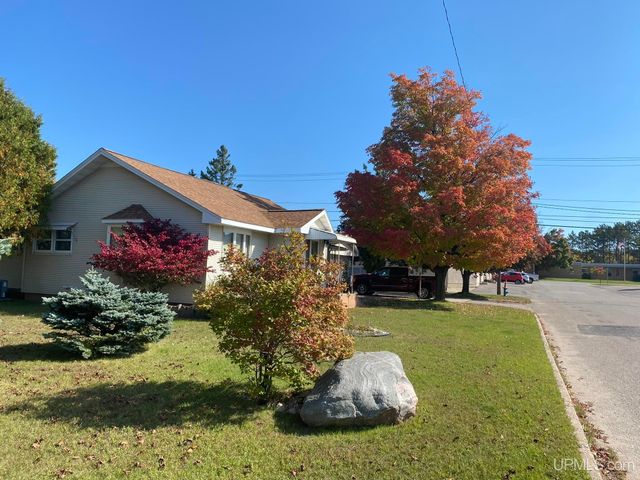 208 Detroit Ave, Iron Mountain, MI 49801