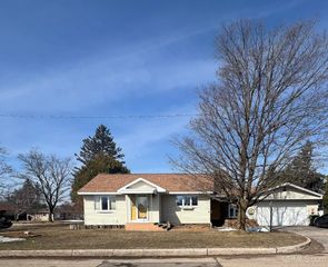 208 Detroit Ave, Iron Mountain, MI 49801