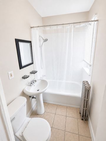 3012 W Warren Boulevard, Chicago, IL 60612