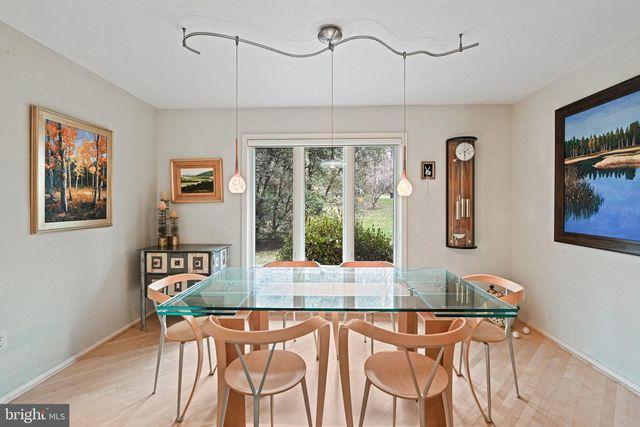 11698 FOX GLEN DR, Oakton, VA 22124