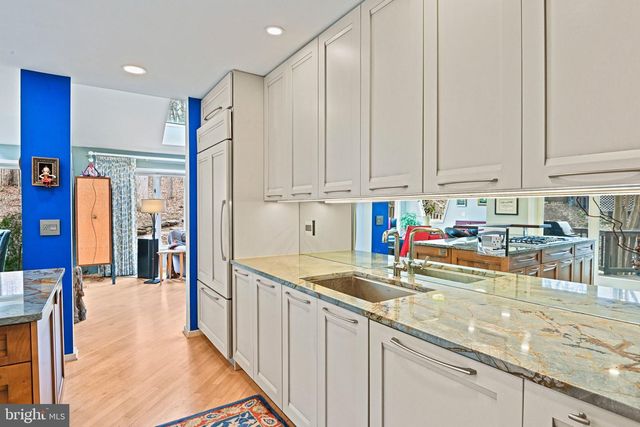 11698 FOX GLEN DR, Oakton, VA 22124