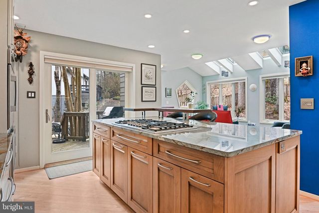 11698 FOX GLEN DR, Oakton, VA 22124