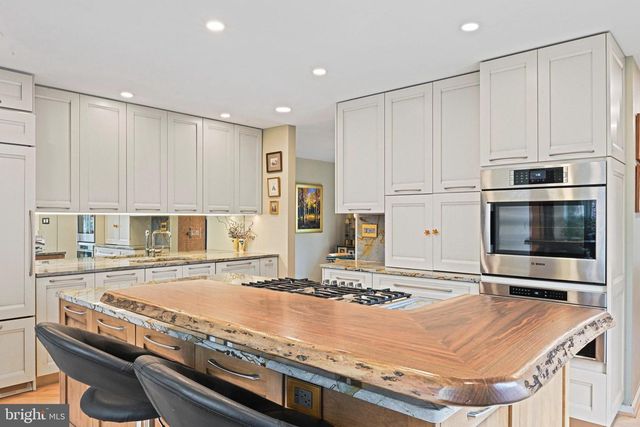 11698 FOX GLEN DR, Oakton, VA 22124