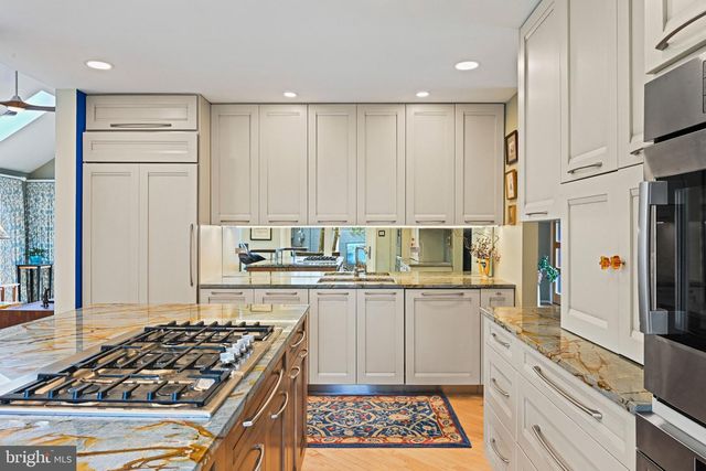 11698 FOX GLEN DR, Oakton, VA 22124