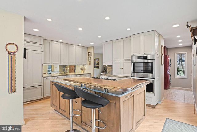 11698 FOX GLEN DR, Oakton, VA 22124