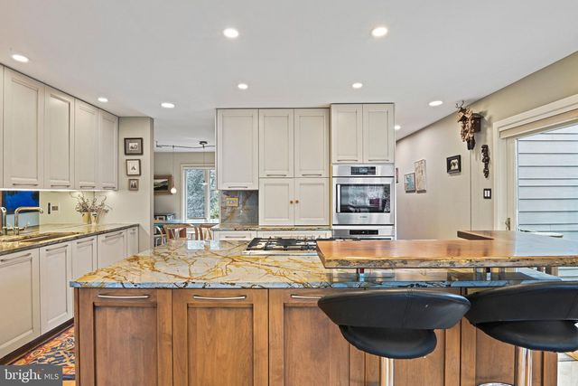 11698 FOX GLEN DR, Oakton, VA 22124