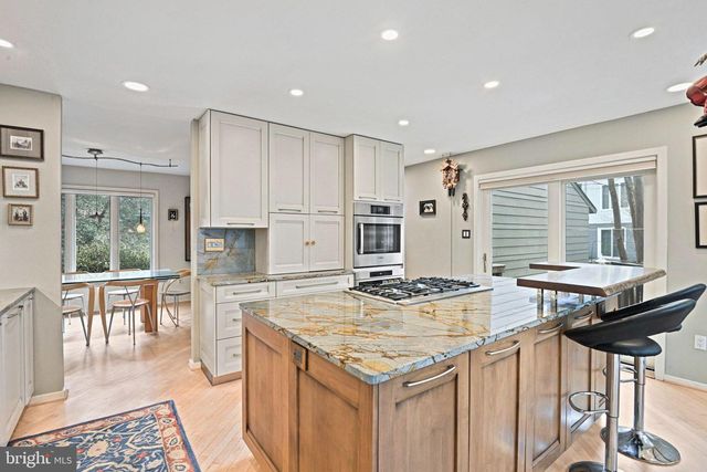 11698 FOX GLEN DR, Oakton, VA 22124