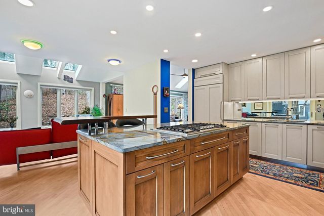 11698 FOX GLEN DR, Oakton, VA 22124